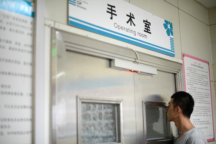 手术室外等待：煎熬与希望